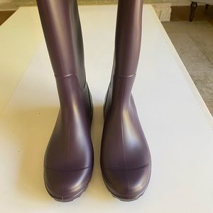 UGG Boots - NEW (without tags. Never used). Size 7. Womens.